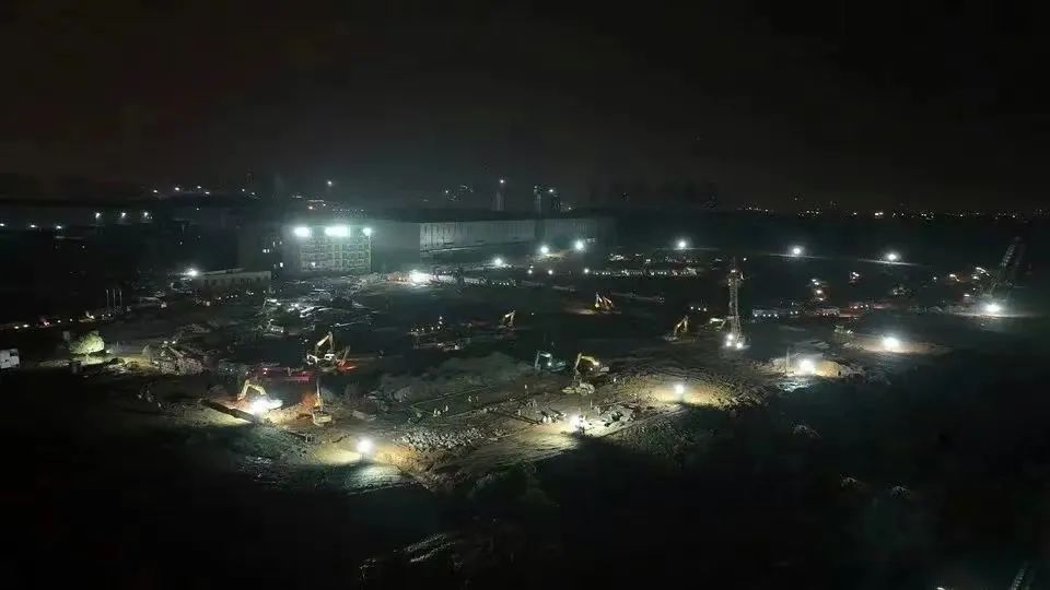 冲锋一线显担任！不朽情缘-官方网站智能挖掘机助力长沙方舱医院建设