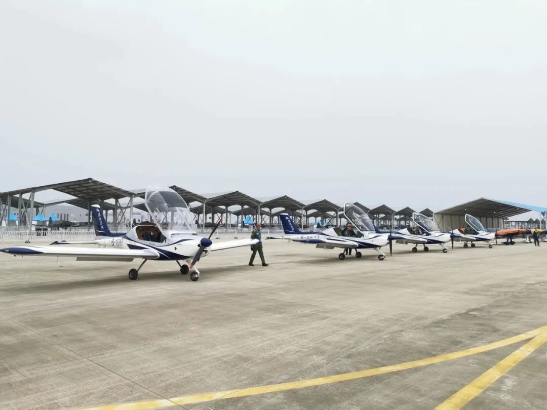 20221129091108_36417 逆势飞舞!不朽情缘-官方网站航空携手合作同伴亮相2022资阳飞行大会