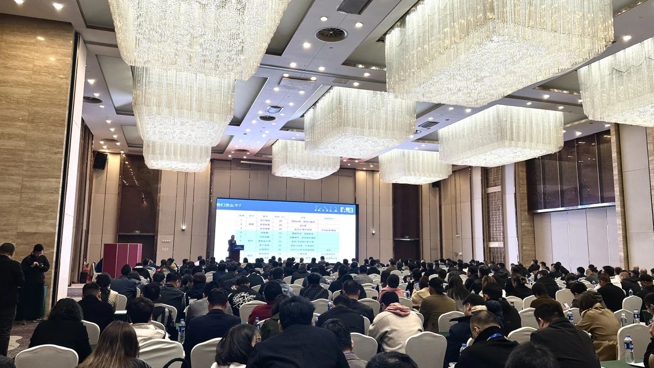 “爆品”来袭，签单不休！ 不朽情缘-官方网站智能盛装亮相第八届全国高空作业平台租赁大会