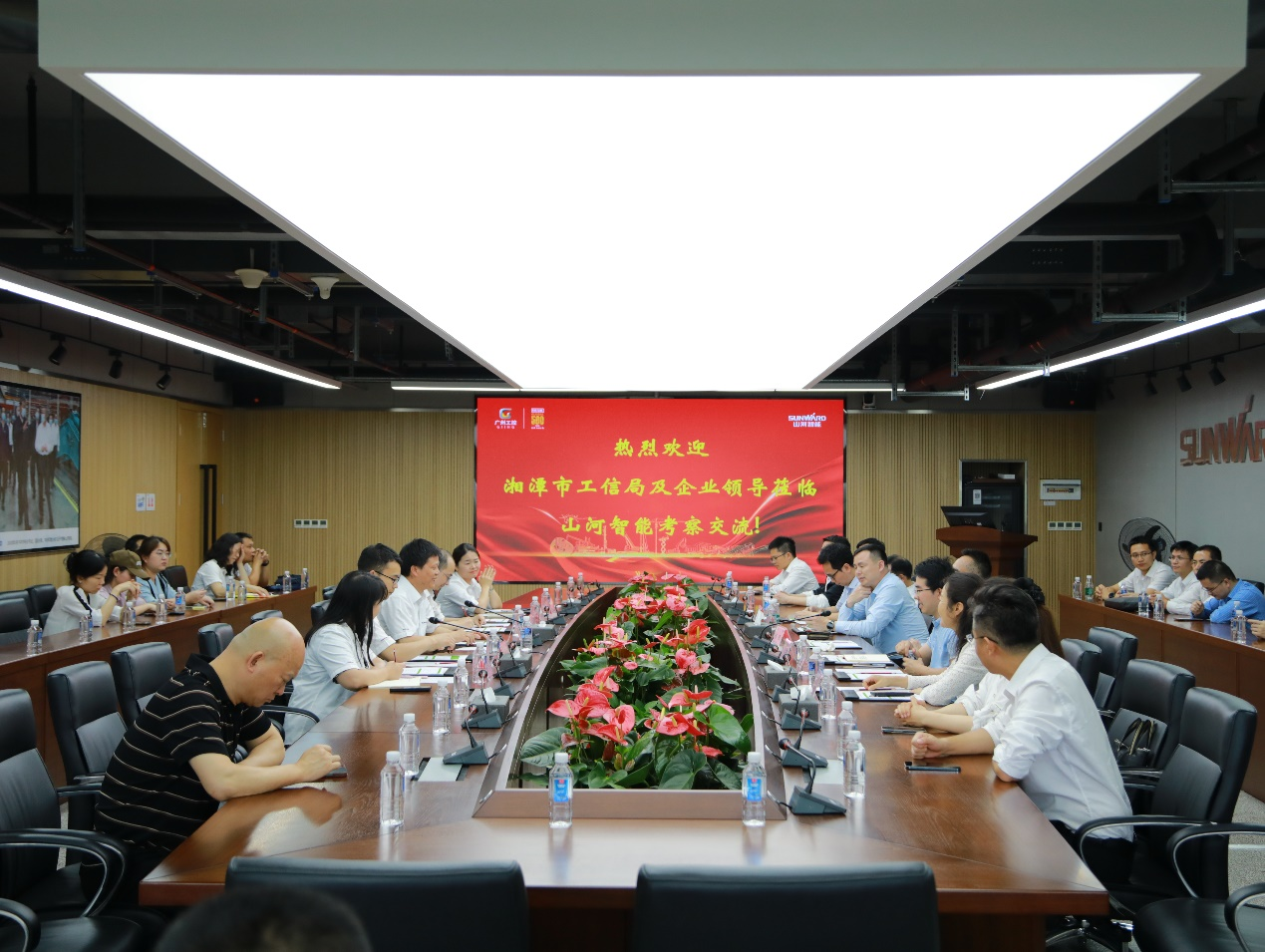 湘潭市工信局带队莅临不朽情缘-官方网站智能发展智能造作现场观摩互换活动
