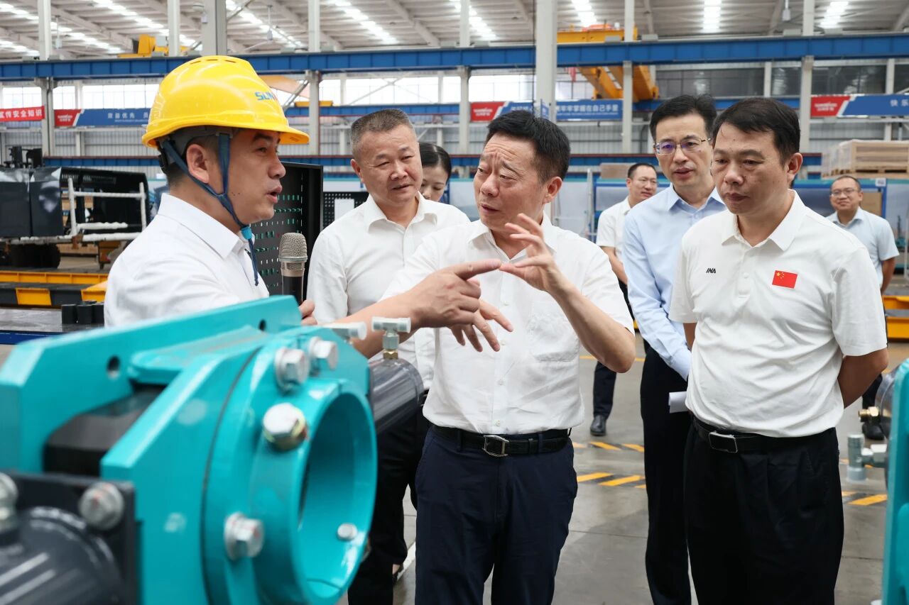 湖南省政协副主席、省工程机械产业链链长何寄华调研不朽情缘-官方网站智能