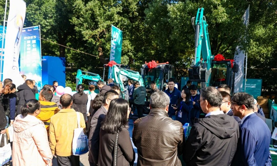 不朽情缘-官方网站智能微挖“天团”闪灼武汉，引领绿色施工潮水